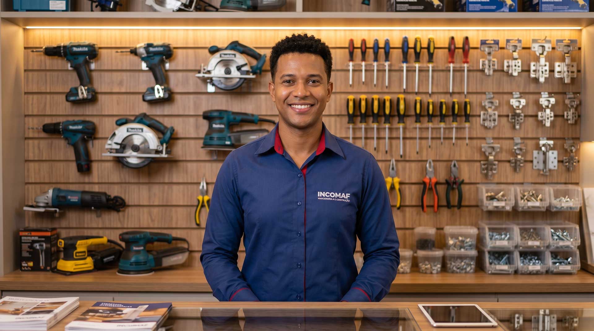 Consultor Incomaf auxiliando cliente na escolha de materiais